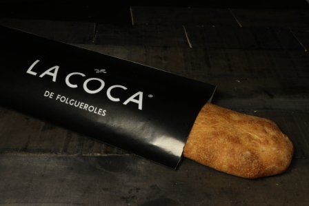 coca de folgueroles amb paper la selecta